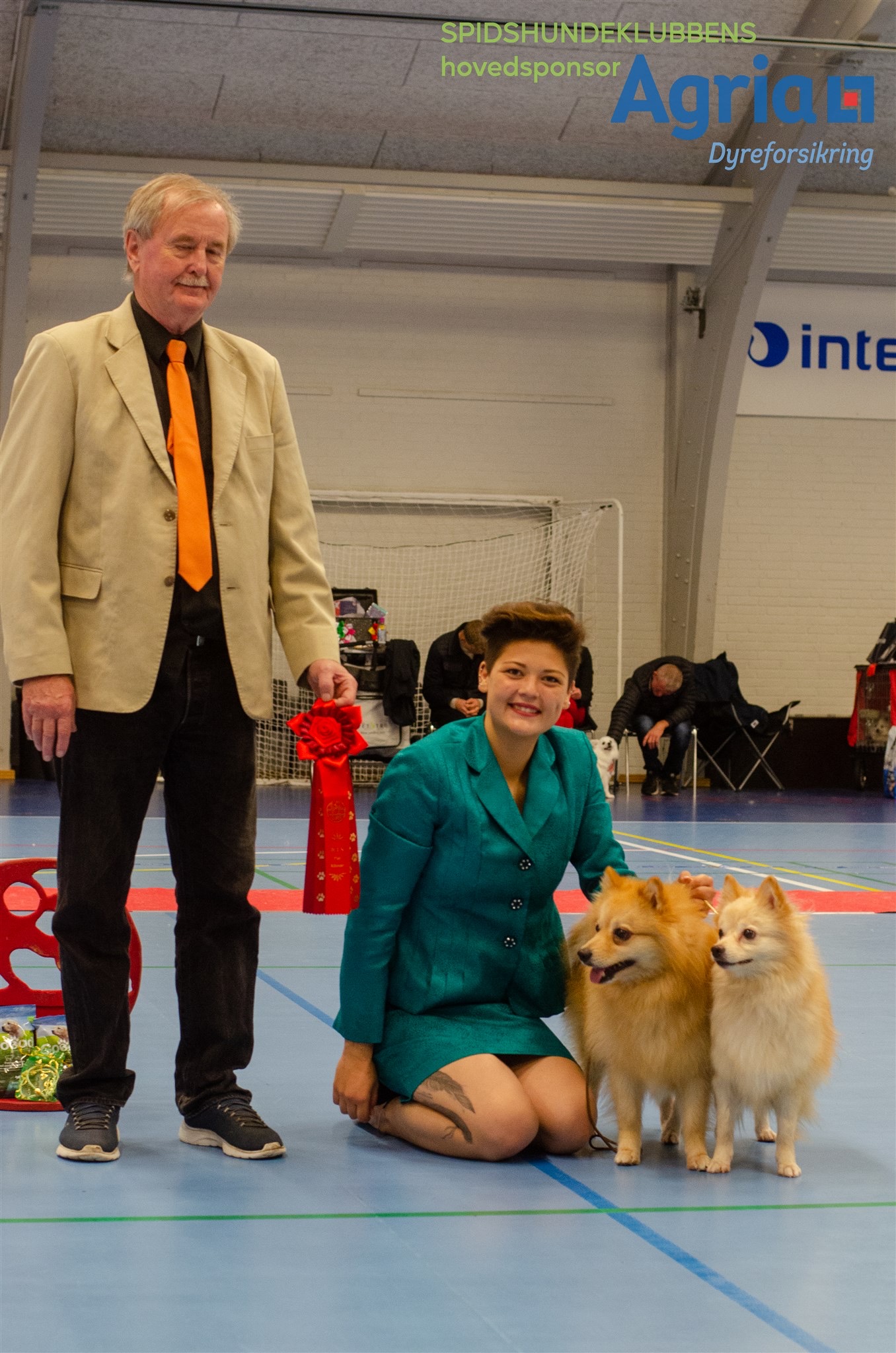 Signe sammen med Uno-Spitz's Camelot Colt (Sesam) og hans mor Minka
